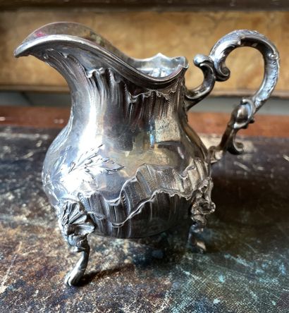 Petit crémier en argent à décor de rocailles...