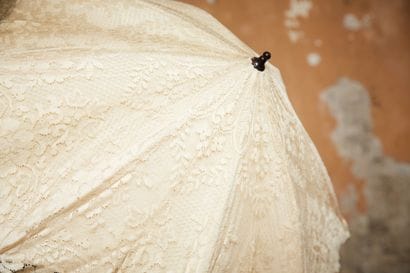 Ombrelle en dentelle, le manche en bakélite...