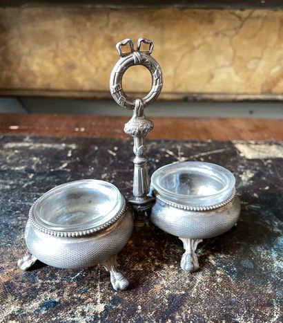 Salière double en argent à décor guilloché.

Fin...