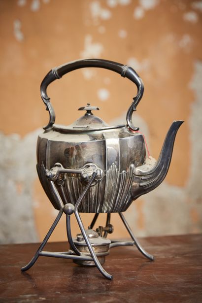 Théière en métal argenté anglais et son réchaud,...