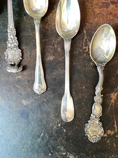 Un lot de 7 petites cuillèrs en argent dépareillées....