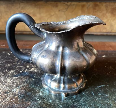 Pot à lait en argent, les bords feuillagés,...