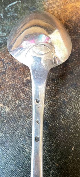 Cuiller à ragout en argent modèle uniplat.

Poinçon...