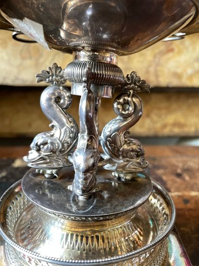 Base de sucrier en argent à décor de trois...