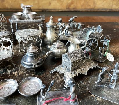 Collection de mobiliers et objets miniatures...