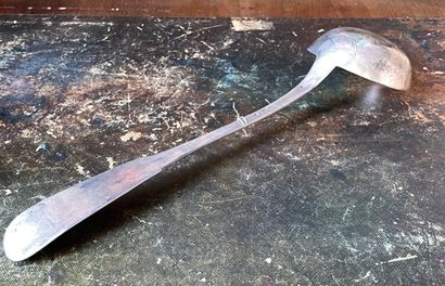 Louche en argent modèle uni plat.

Poinçon...