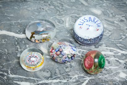 Cinq boules presse-papier.
