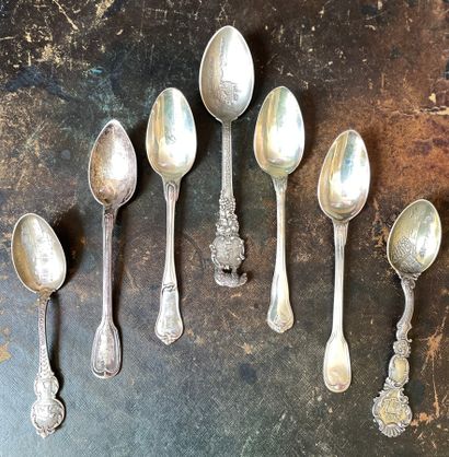 Un lot de 7 petites cuillèrs en argent dépareillées....