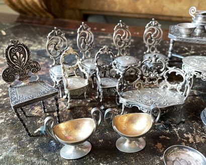 Collection de mobiliers et objets miniatures...