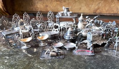 Collection de mobiliers et objets miniatures...