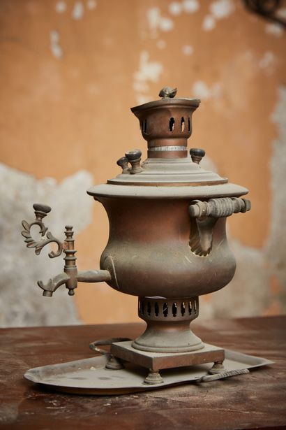 Petit samovar en cuivre et son plateau (chocs...