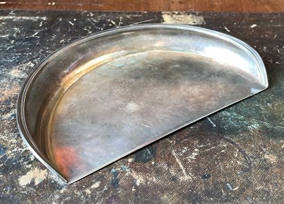 Ramasse miette en argent de forme demi lune.

Travail...