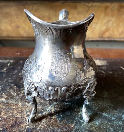 Petit crémier en argent à décor de rocailles...