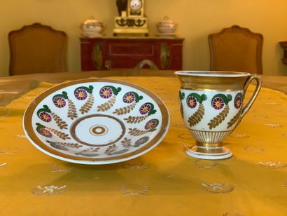 Tasse et sa sous-tasse en porcelaine polychrome...