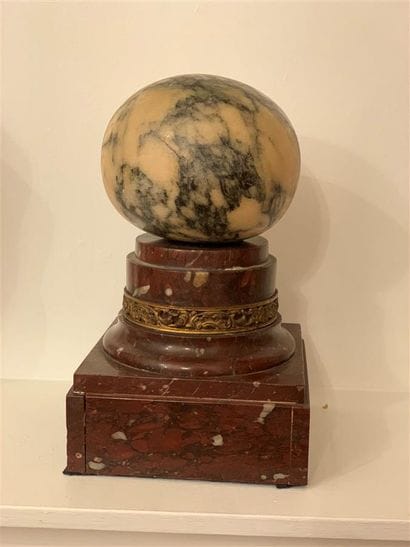 Boule en marbre blanc et noir reposant sur...