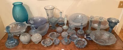Collection de statuettes, flacons, bougeoirs...