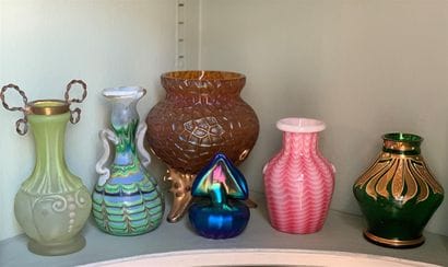 Lot de six petits vases en verre de différents...