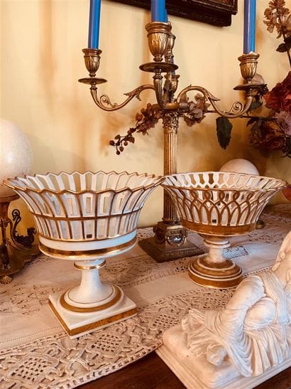 Deux corbeilles à fruits en porcelaine à...