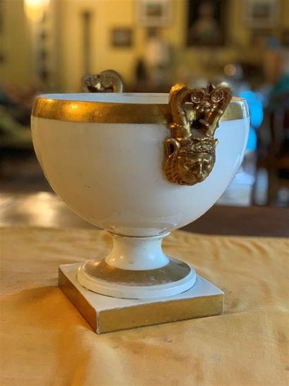 Coupe en porcelaine blanche à décor doré,...