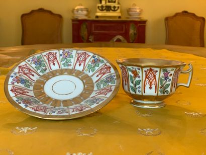 Tasse à col évasé et sa sous-tasse en porcelaine...