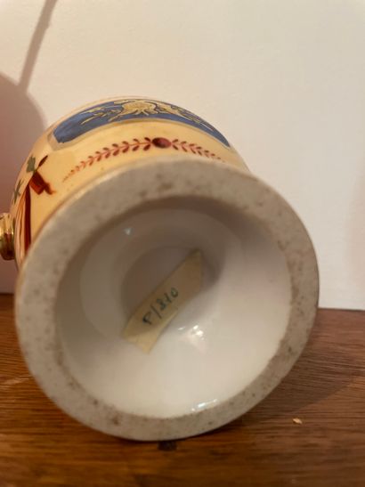 Deux tasses en porcelaine et deux sous-tasses...