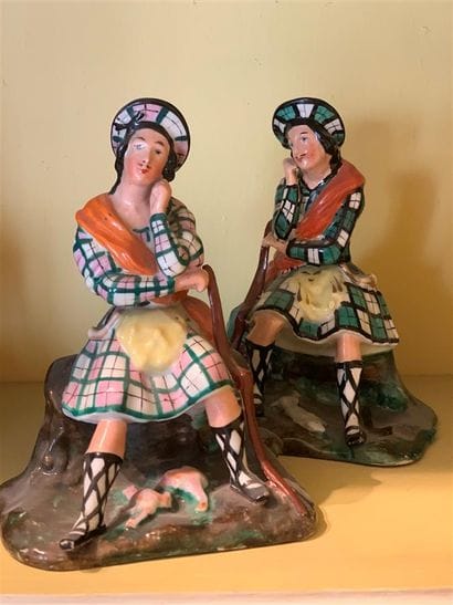 Deux petites statuettes en porcelaine polychrome...