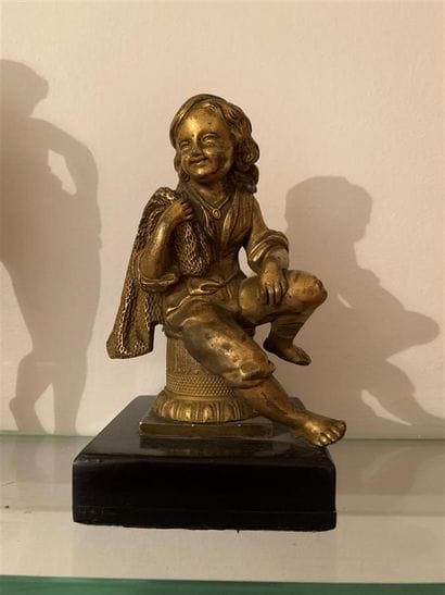 Statuette en bronze ciselé et doré représentant...