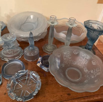 Collection de statuettes, flacons, bougeoirs...