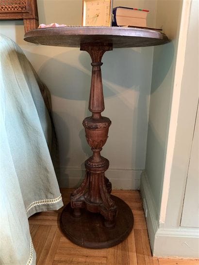 Paire de pique-cierges en bois naturel sculpté...