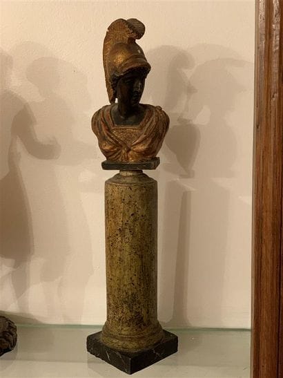 Statuette en bois sculpté, laqué et doré...