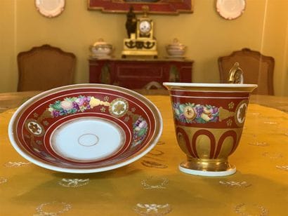Tasse et sa sous-tasse en porcelaine polychrome...
