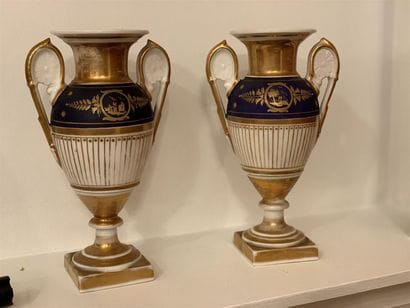 Paire de petits vases balustres en porcelaine...