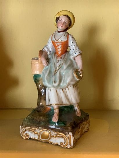 Statuette flacon en porcelaine polychrome...