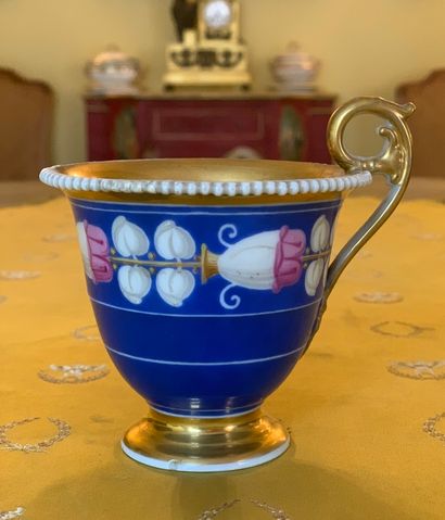 Tasse à chocolat en porcelaine polychrome...