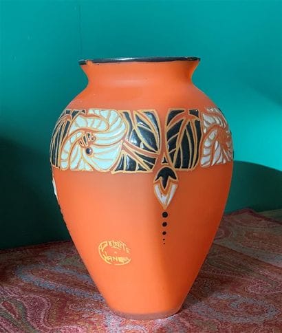 DELATTE à Nancy

Vase en verre orangé à décor...