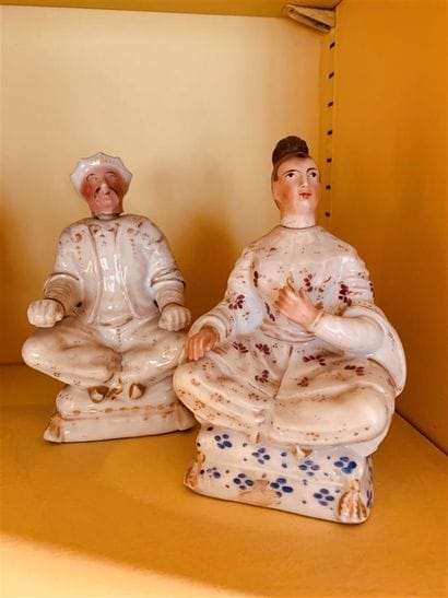 Deux de petits flacons en porcelaine à décor...
