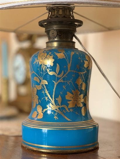 Lampe à pétrole en opaline bleue à décor...