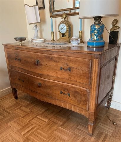 Commode en bois naturel ouvrant à deux tiroirs...