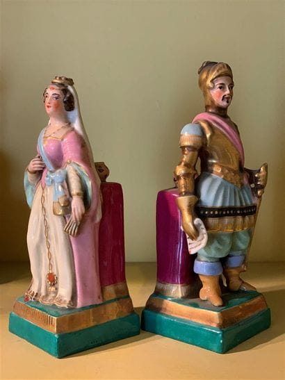 Paire de statuettes flacons en porcelaine...