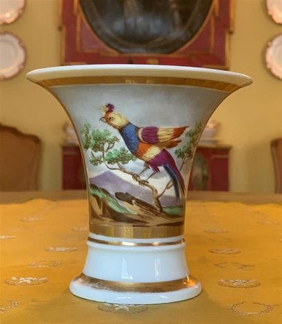 Coupe évasée en porcelaine blanche à décor...