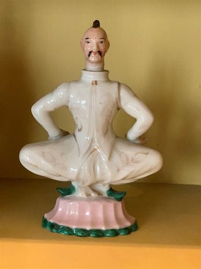 Personnage flacon en porcelaine polychrome...