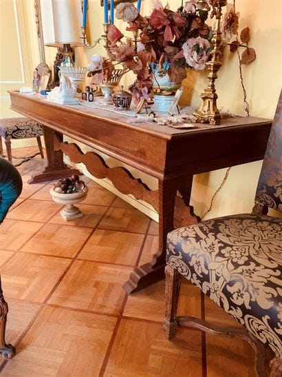 Table console en noyer reposant sur deux...
