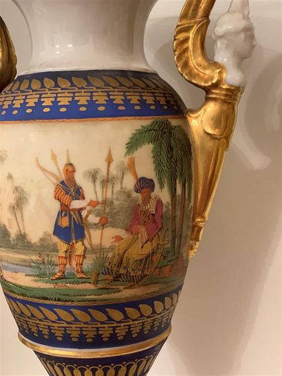 Paire de vases de forme balustre en porcelaine...