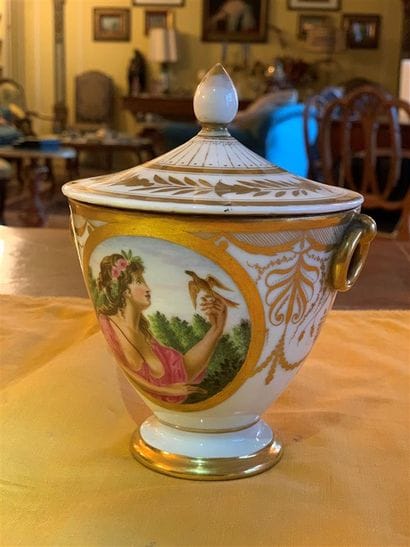 Pot en porcelaine blanche à décor doré de...
