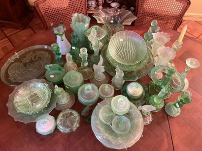 Collection de statuettes, flacons, bougeoirs...