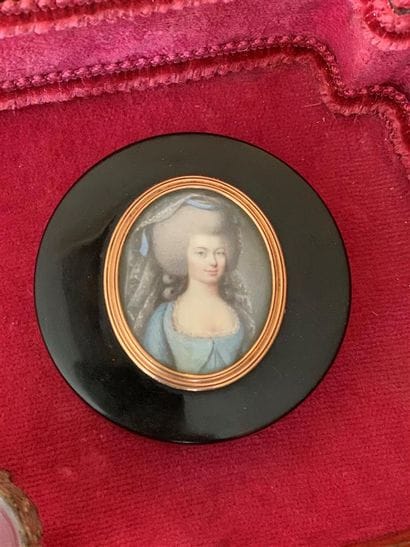Boîte ronde en écaille, le couvercle orné...