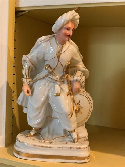 Flacon statuette en porcelaine à décor émaillé...