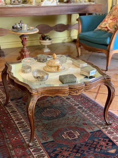 Table basse en bois naturel mouluré et sculpté...