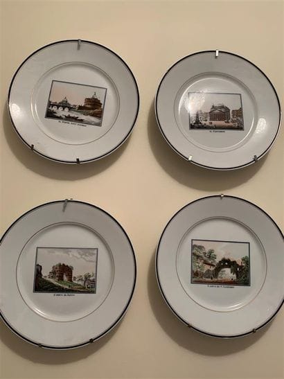Suite de onze assiettes en porcelaine à décor...