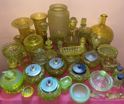 Collection de statuettes, flacons, bougeoirs...